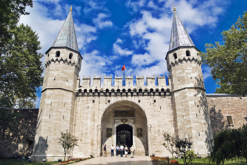 palais-topkapi-porte-du-salut Voyage virtuel à Istanbul : Découvrez la magie de la ville entre deux continents, depuis votre canapé