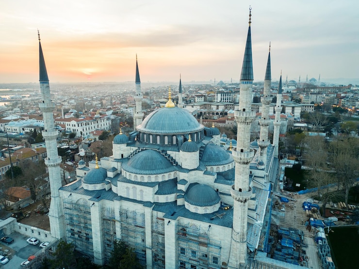 vue-aerienne-par-drone-mosquee-bleue-istanbul-au-coucher-du-soleil-turquie_1268-21697 Voyage virtuel à Istanbul : Découvrez la magie de la ville entre deux continents, depuis votre canapé